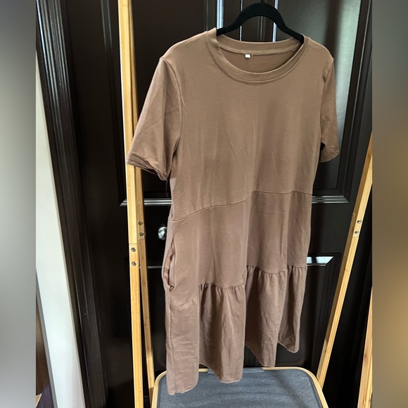 Women’s Dress - Picture 2 of 4